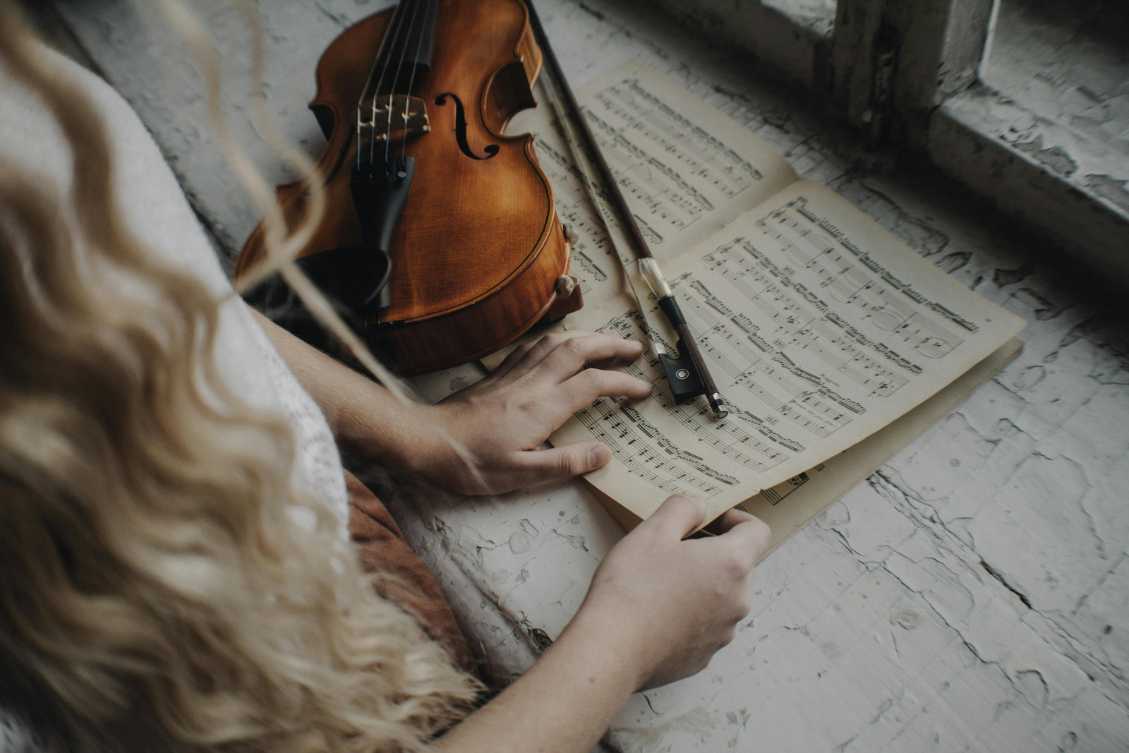 Vrouw viool bladmuziek